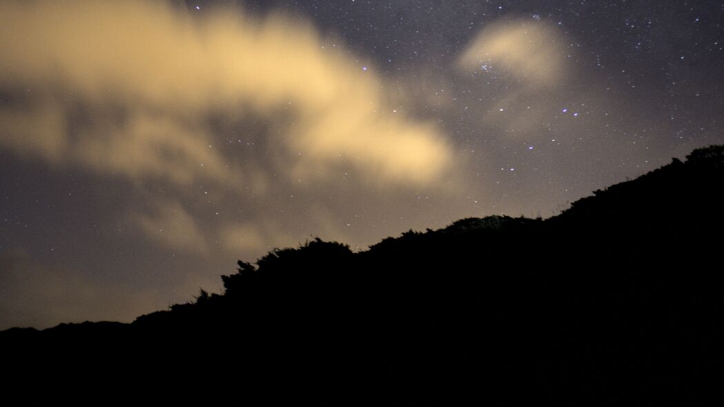 山丘与星空，夜间4K高清壁纸，云卷云舒下的梦幻星空背景，3840x2160超高清下载