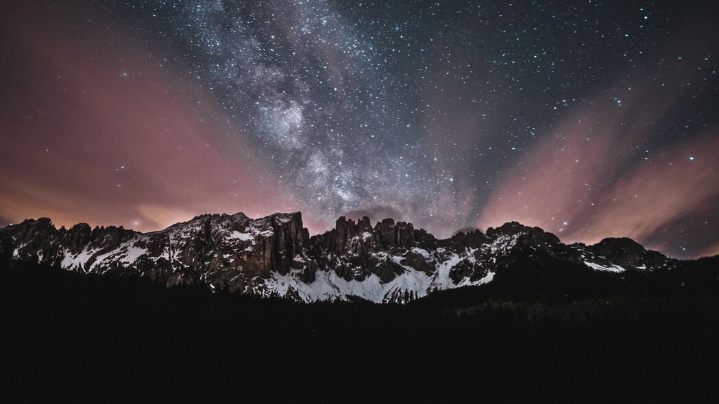 夜晚山脉星空深色4K超清壁纸，3840x2160高清风景图片，免费下载
