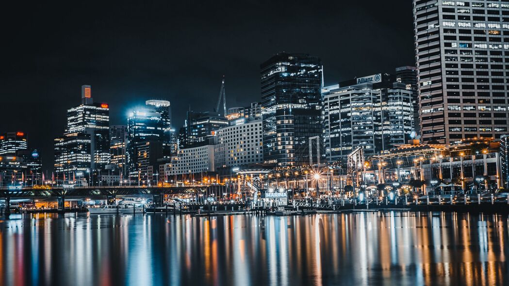 夜城魅影，建筑灯光璀璨反射，绝美城市景观4K壁纸，3840x2160高清下载