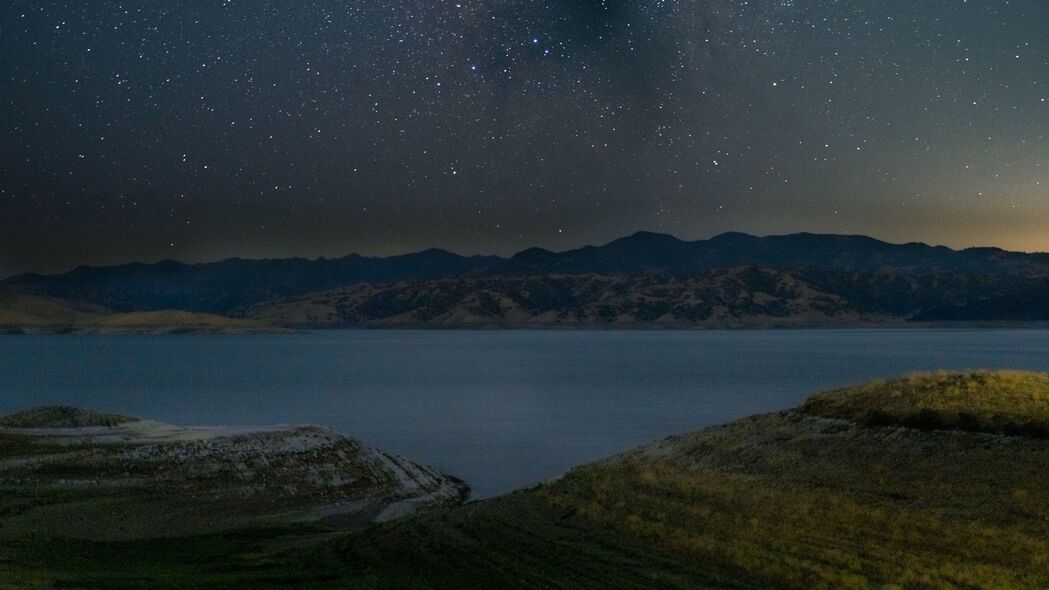 高清壁纸下载，湖泊山脉映星空，夜晚风景绝美呈现，4K超高清3840x2160壁纸精选