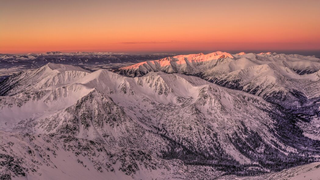 山脉雪景日落，高清4K风景壁纸（3840x2160）下载，绝美天空岩石画面