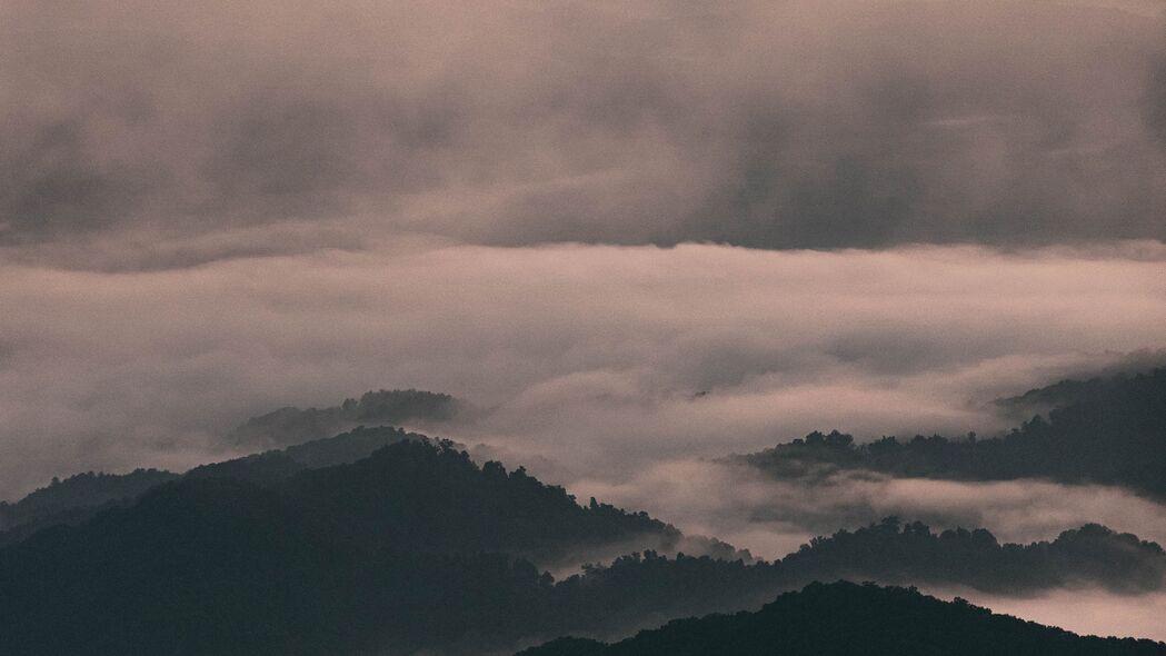 山丘雾霭树木浮雕，绝美4K风景壁纸，3840x2160超清下载