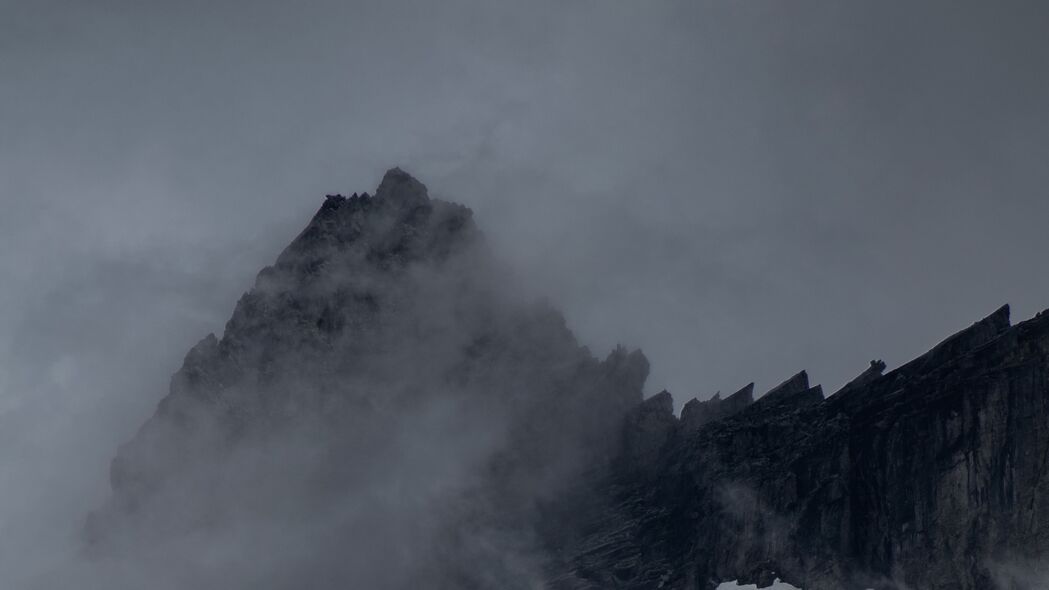 山峰雾云雪绝美4K壁纸，高清3840x2160风景图片，一键下载