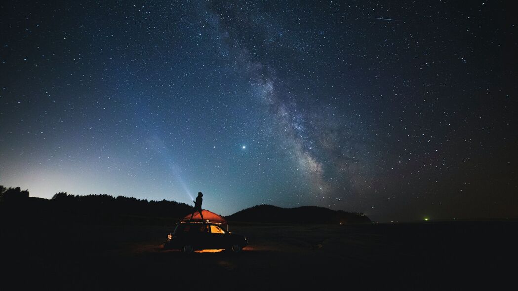 夜晚星空手电筒照亮，汽车驰骋4K高清壁纸，3840x2160超清下载