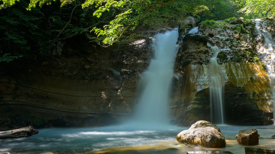 瀑布流淌，树枝交错，石头静立——绝美4K风景壁纸，3840x2160高清下载