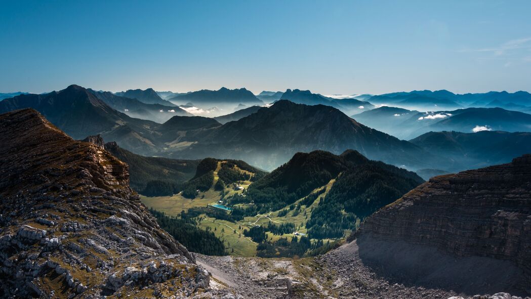 山脉浮雕雾景，岩石树木映衬，4K高清壁纸，3840x2160超清下载