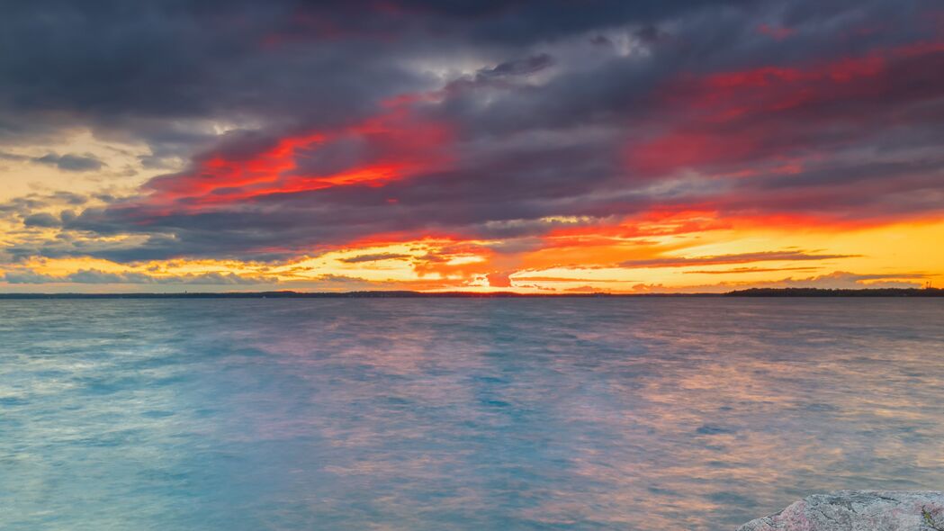 4K高清壁纸，石头、大海与地平线上的绝美日落，3840x2160超清画质，尽享视觉盛宴！