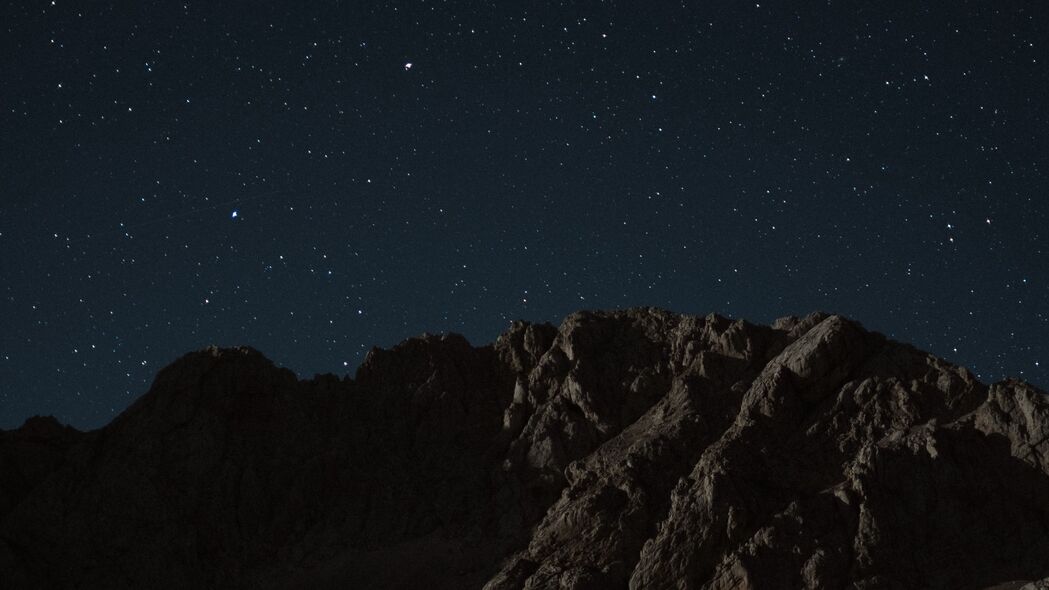 高清4K壁纸，夜晚山脉岩石，星光璀璨，3840x2160超清画质，自然之美尽收眼底