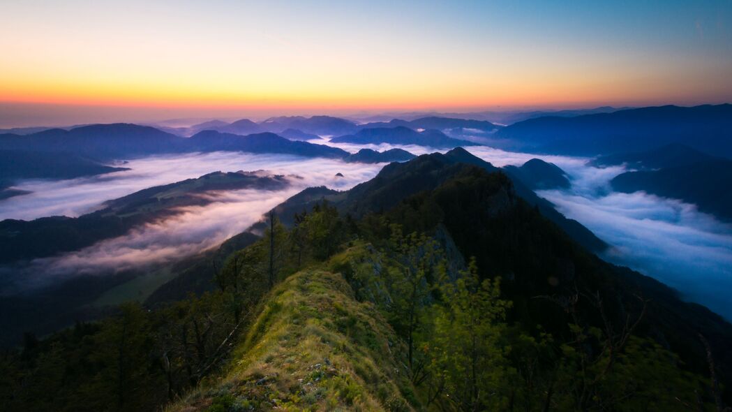 4K超清壁纸，壮丽山脉，日落时分岩石峰林与树木交相辉映
