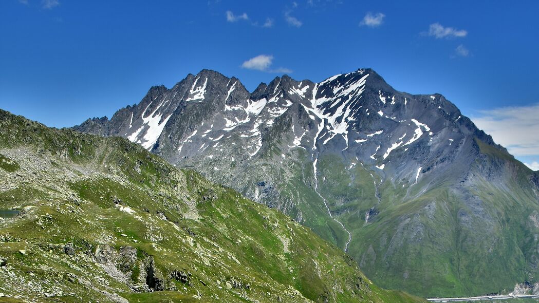山脉岩石巍峨立，苔藓湖泊映风光——4K高清3840x2160风景壁纸下载