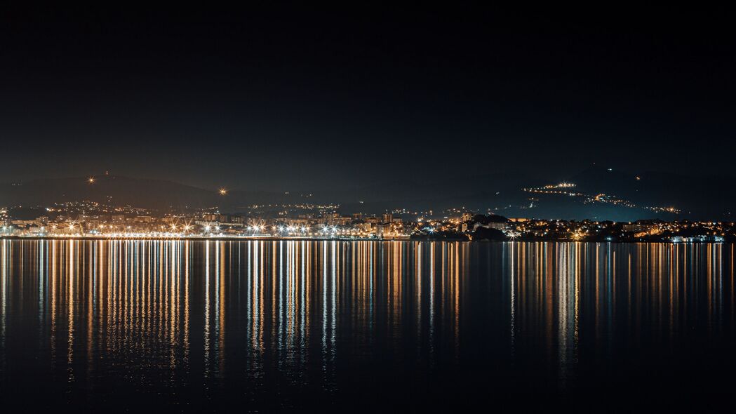 夜城建筑光影交错，高清4K壁纸，绝美灯光反射水面景色，3840x2160超清下载