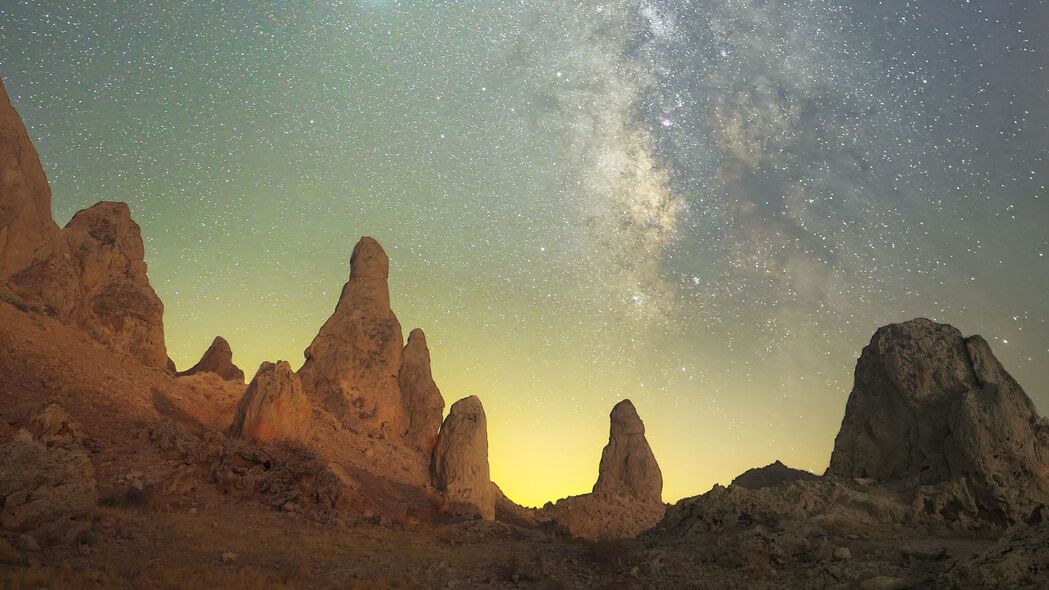 岩石星空，璀璨星星与绚丽星云，4K高清壁纸下载（3840x2160）