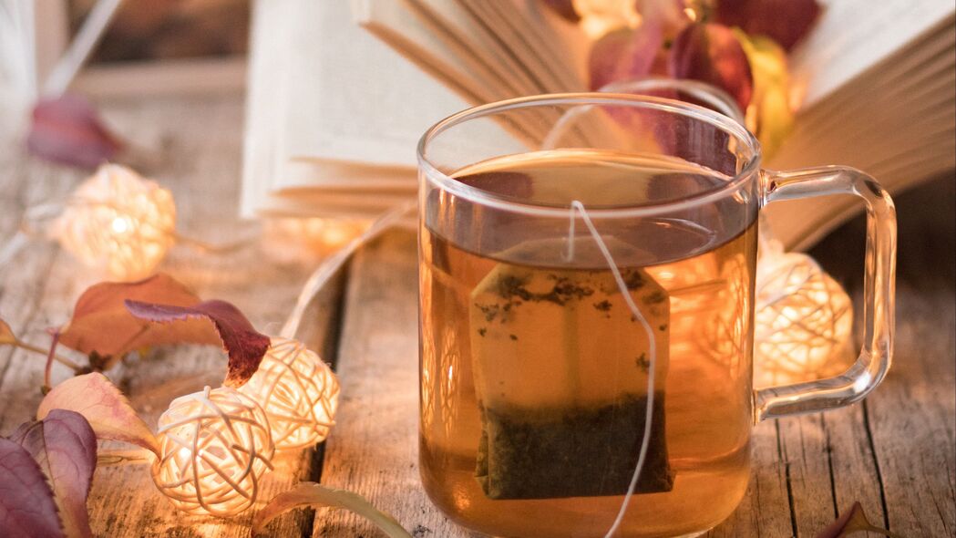 舒适茶韵生活，茶杯、书籍与花环点缀，高清4K树叶壁纸3840x2160免费下载