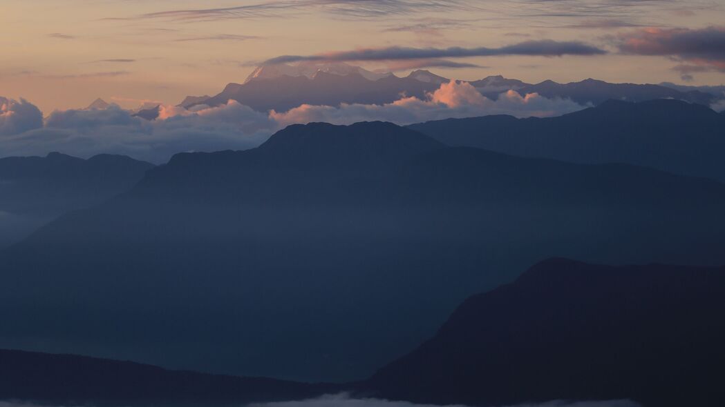 山丘云雾缭绕，绝美天空4K壁纸，高清3840x2160风景图片，一键下载