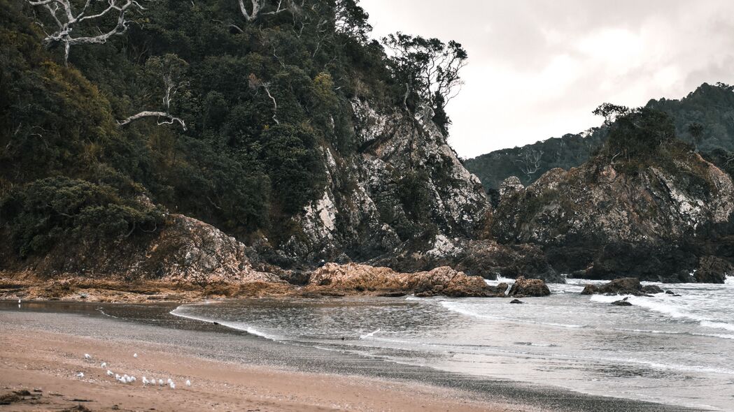 海岸沙滩岩石4K高清壁纸，绝美天空与细腻沙子共绘壮丽风景，3840x2160分辨率畅享视觉盛宴，一键下载，装点你的桌面！