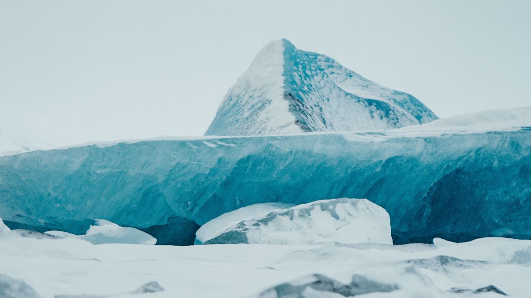 冰峰雪景，绝美4K高清壁纸（3840x2160），浮冰山峰美景一览无余，免费下载！