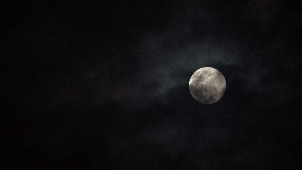 4K高清壁纸，月亮与云的夜晚，深邃黑色天空3840x2160精美背景图片下载