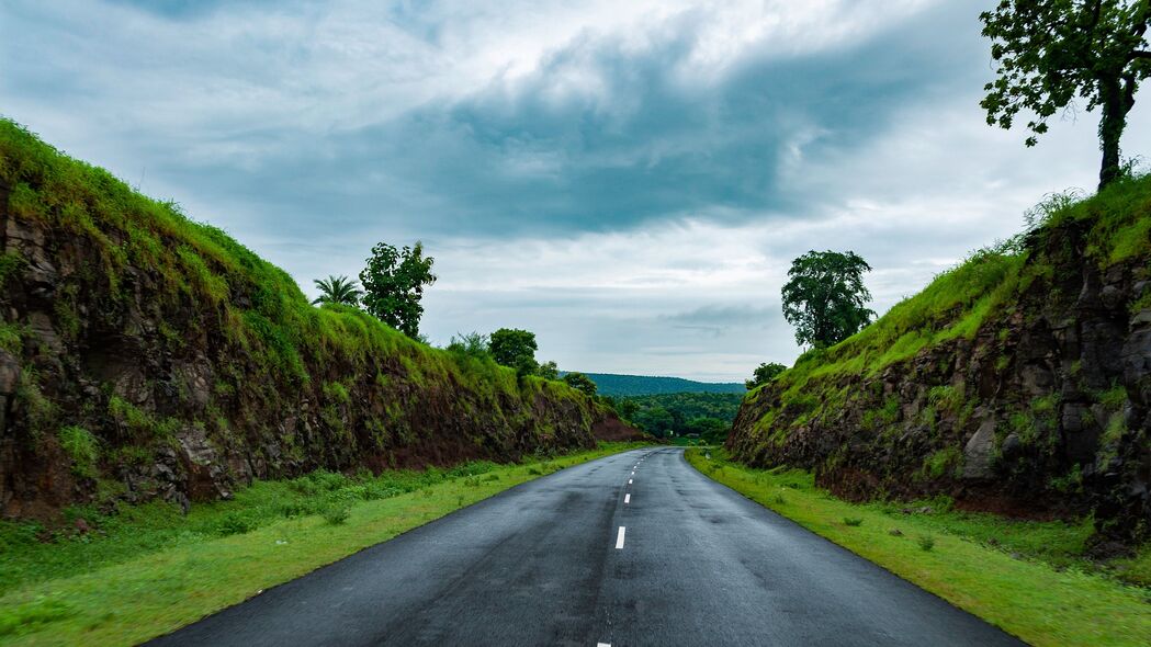 道路标记与自然之美，4K高清壁纸，3840x2160分辨率，草地岩石尽在眼前，距离感完美呈现
