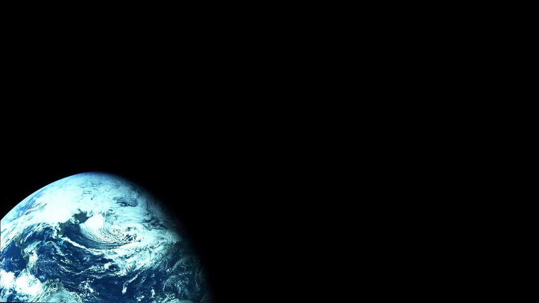 地球行星黑色云4K超清壁纸，3840x2160高清背景图片，免费下载