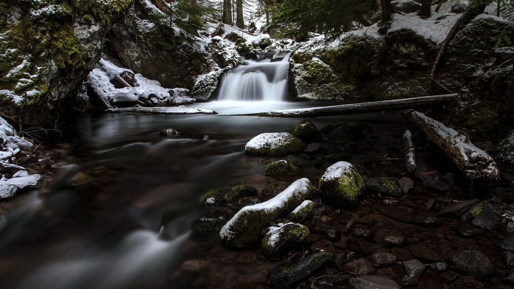瀑布石苔雪景，绝美4K高清壁纸，3840x2160分辨率，免费下载！
