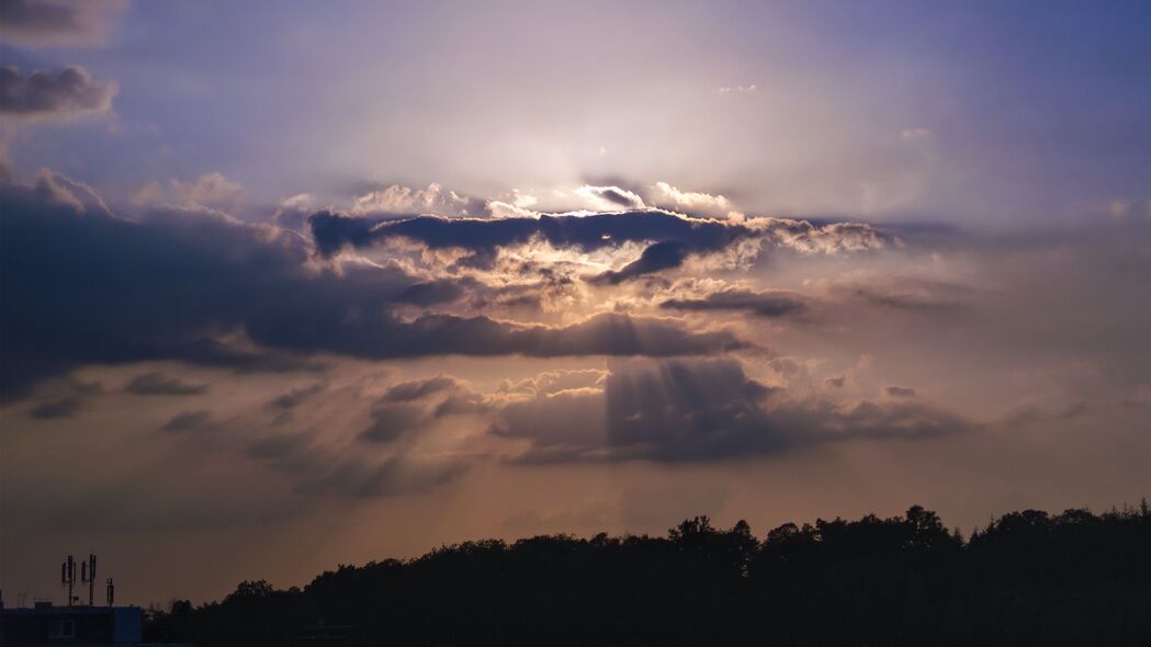 云舞射线，天空树木美景，4K高清壁纸（3840x2160）免费下载