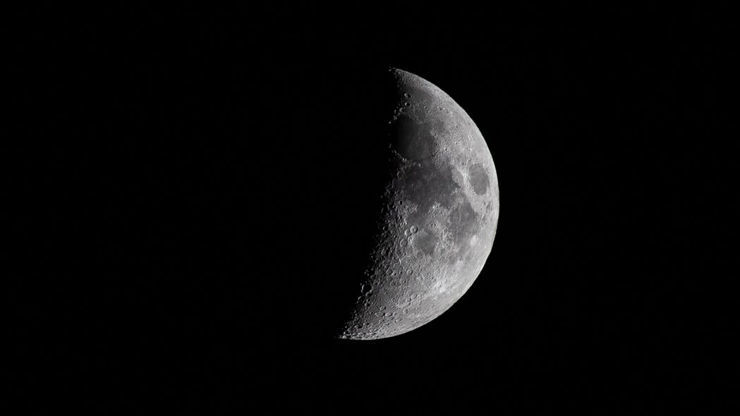 月球陨石坑之夜，深邃黑色背景下的神秘阴影，4K超高清壁纸（3840x2160）免费下载