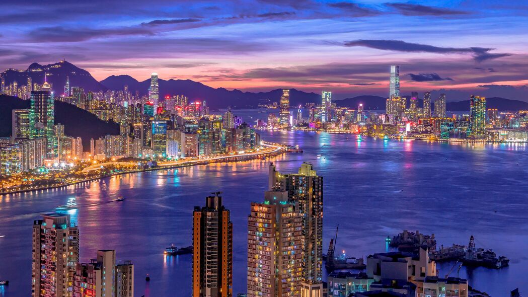 夜城建筑之美，璀璨灯光映大海，4K高清壁纸下载（3840x2160）