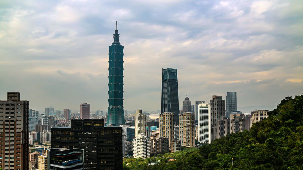 建筑之美，摩天大楼与绿意盎然的城市4K高清壁纸（3840x2160）下载