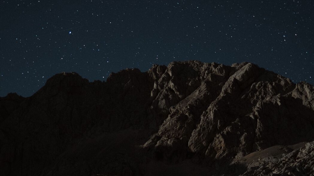 山脉岩石夜景，璀璨星空4K超清壁纸，3840x2160高清大图免费下载