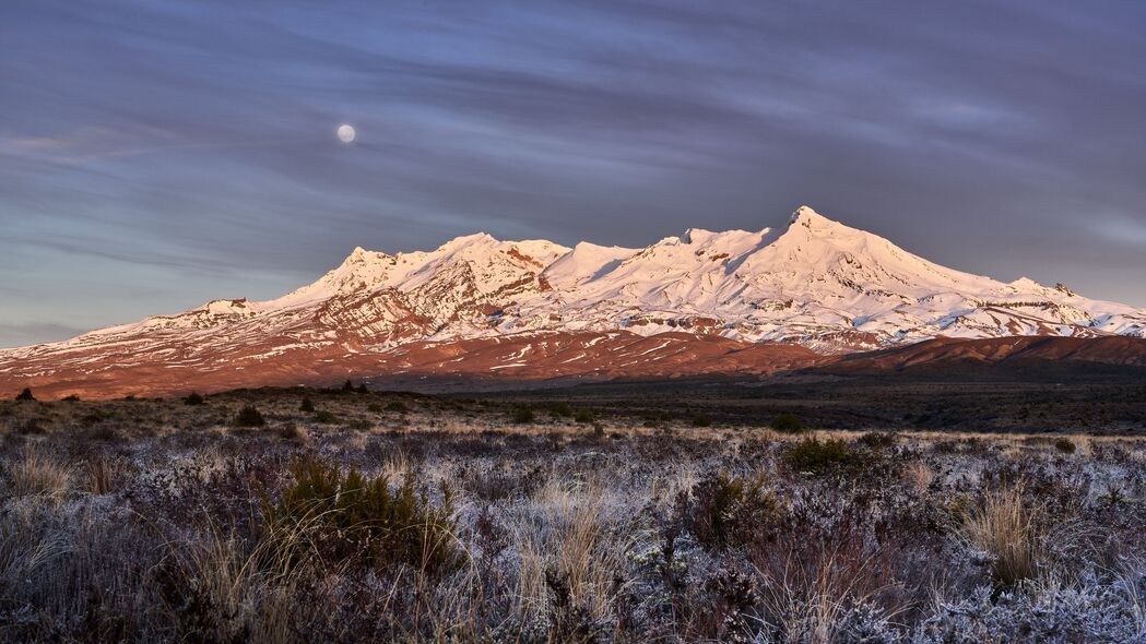 月亮山峰雪景，绝美4K高清壁纸，3840x2160分辨率，雪草相伴，自然之美尽在眼前，一键下载，装点你的桌面！