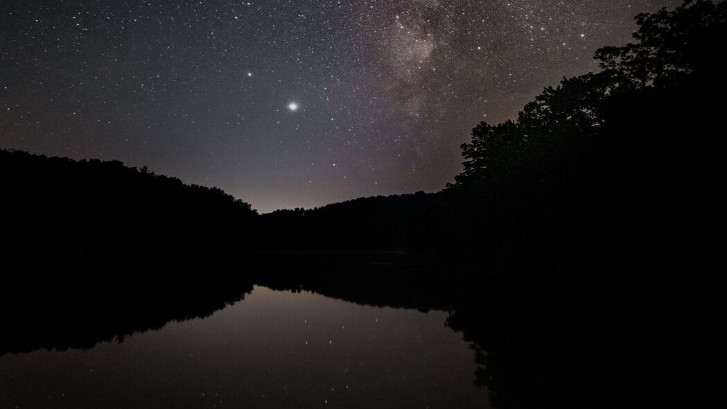 星云星空璀璨映湖泊，绝美星星反射4K壁纸，3840x2160超清风景图片，高清下载
