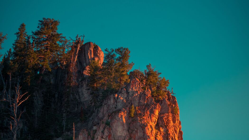 4K超高清岩石山脉风景壁纸，山峰雄伟，树木葱郁，天空湛蓝，3840x2160分辨率精美下载