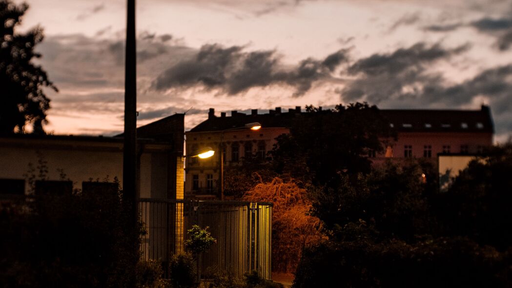 4K高清壁纸，夜晚街道灯笼璀璨，道路建筑美景尽收眼底，3840x2160超高清下载