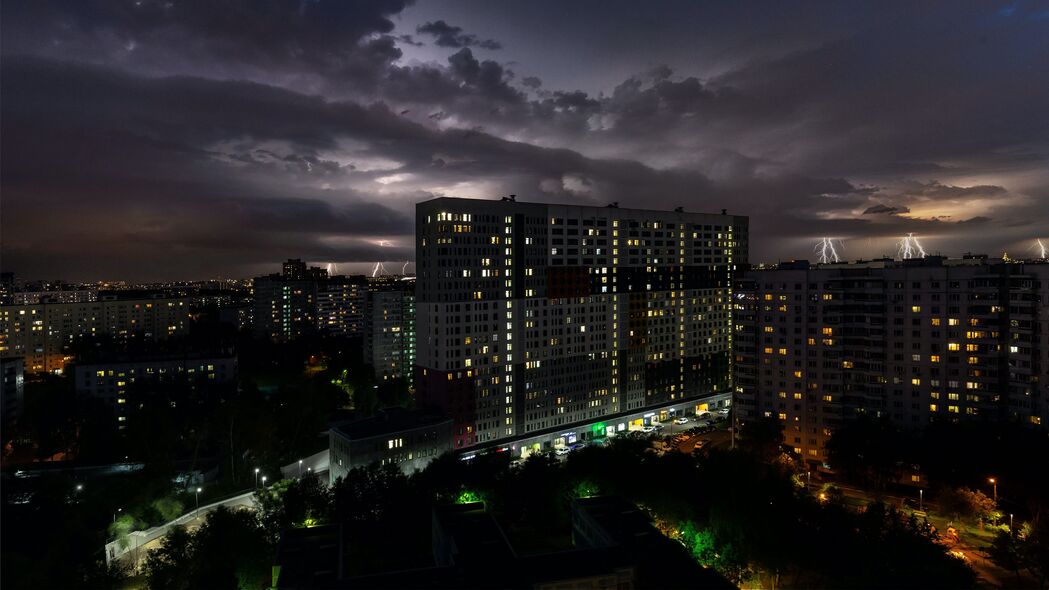 夜城建筑灯光璀璨，4K高清公寓壁纸，3840x2160超清风景图片下载