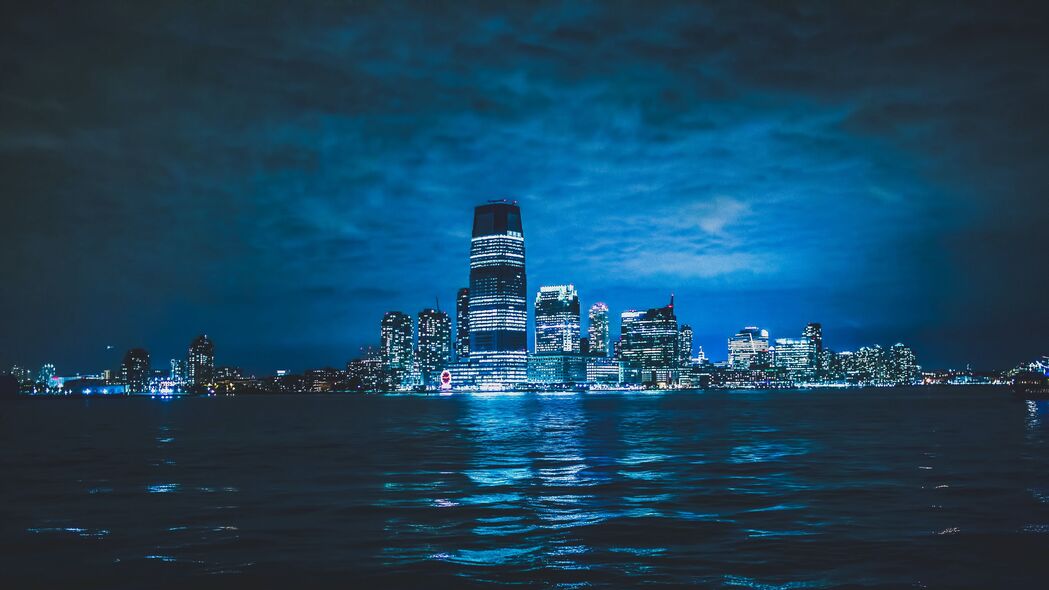 城市夜景，璀璨灯光映建筑，海洋美景尽在4K高清壁纸，3840x2160分辨率畅享下载