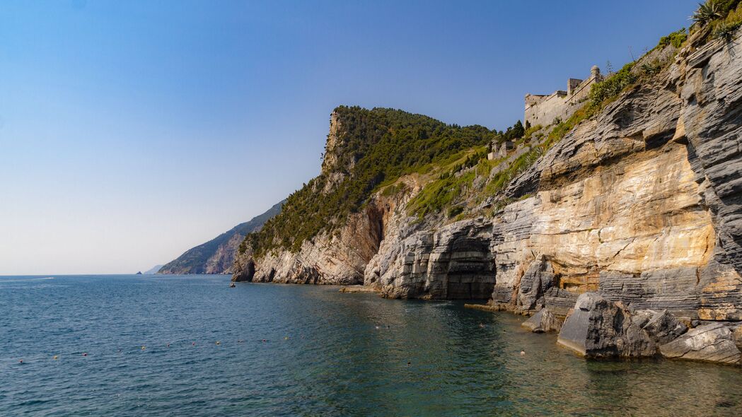 【绝美风景】岩石悬崖、浩瀚大海、翠绿树木与广阔天空——4K超高清壁纸，3840x2160分辨率，下载尽享自然之美！