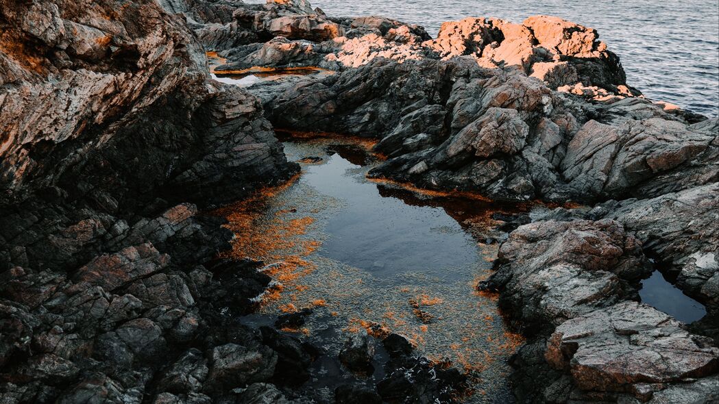 4K高清海岸风光壁纸，岩石、海面、地平线与天空交相辉映，3840x2160分辨率，尽享视觉盛宴！