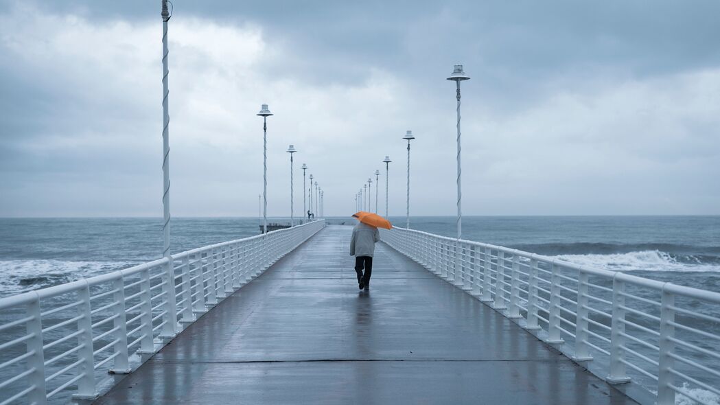 男人孤独守望，码头雨夜4K超清壁纸，3840x2160高清下载