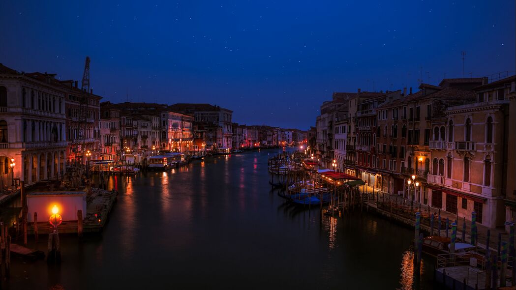 建筑夜城，河流映灯，绝美夜景4K壁纸——高清3840x2160风景图片，一键下载！