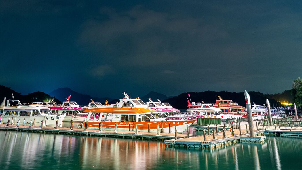 【绝美夜景】船只泊港，码头星光倒映——超清4K夜晚港口壁纸，3840x2160高清下载