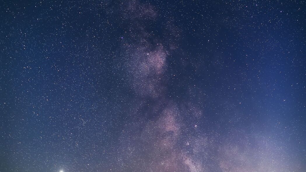 夜间星空辉光，超清4K壁纸，3840x2160分辨率，星云星星璀璨背景图片，一键下载！