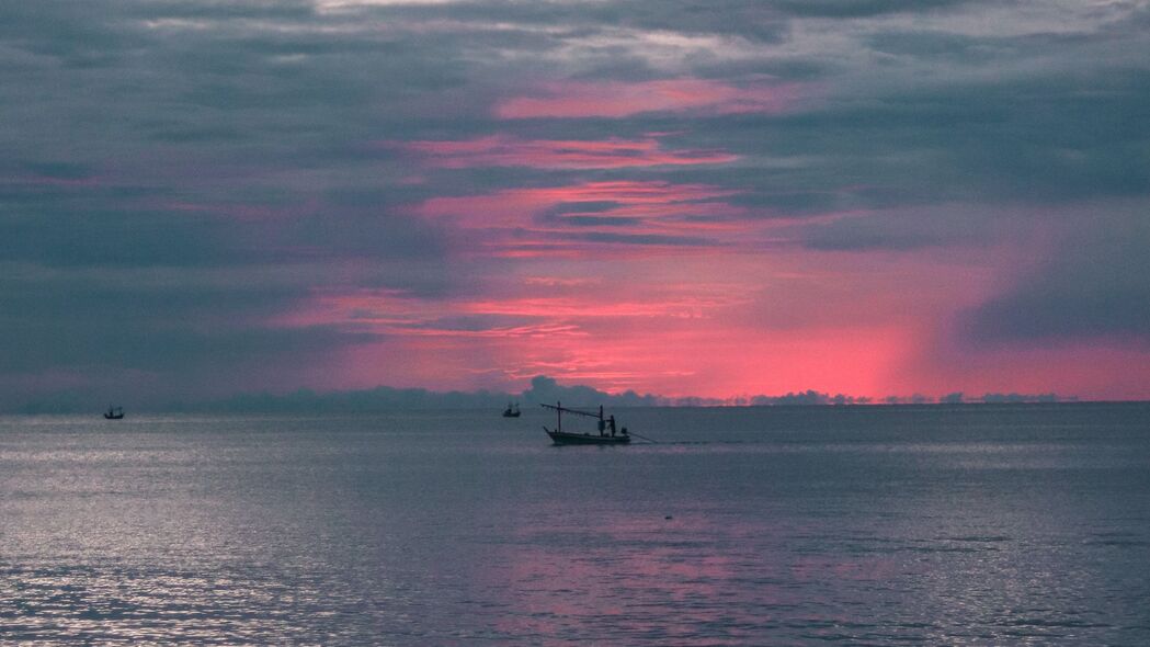 日落时分，船影映大海，绝美4K海岸天空壁纸，3840x2160超清下载