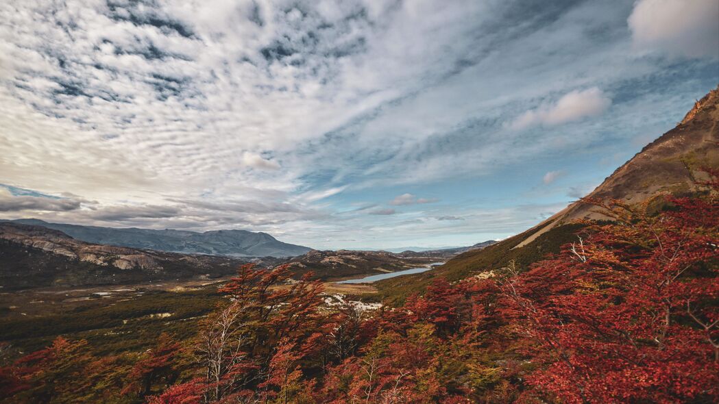秋日树木山脉4K高清壁纸，绝美风景，3840x2160分辨率免费下载
