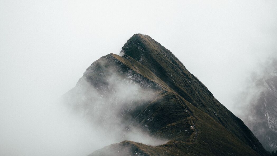 4K高清山脉风景壁纸，峰峦叠嶂，云雾缭绕，斜坡壮阔，美景尽在眼前！