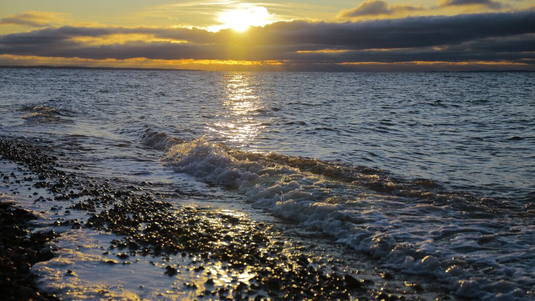 大海之美，海浪轻拍海岸，阳光洒满天空——超清4K壁纸，3840x2160高清风景图片，免费下载