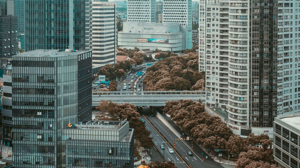 城市风光精选，摩天大楼与道路交织，汽车穿梭，建筑壮丽——超清4K壁纸，3840x2160高清下载