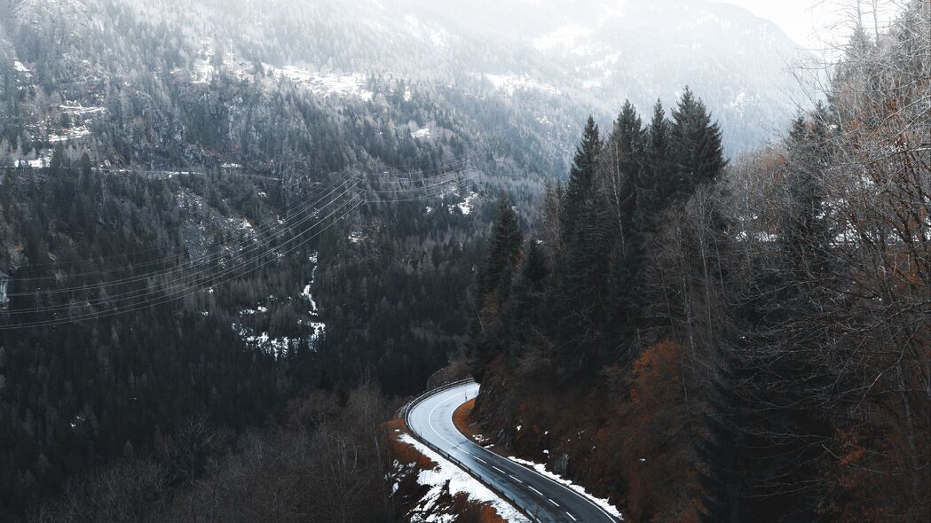 道路蜿蜒，树木葱茏，山脉雪地美景——4K高清壁纸（3840x2160）免费下载