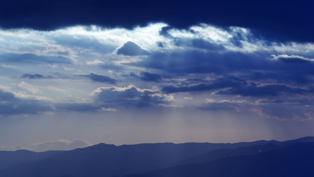 山脉云卷天空射线，绝美4K壁纸下载，3840x2160超清背景图片