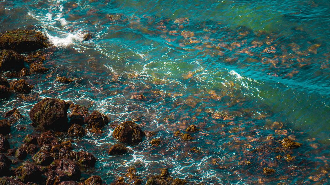【绝美海景】石头海岸冲浪瞬间，高清4K海浪壁纸，3840x2160分辨率，下载即享！