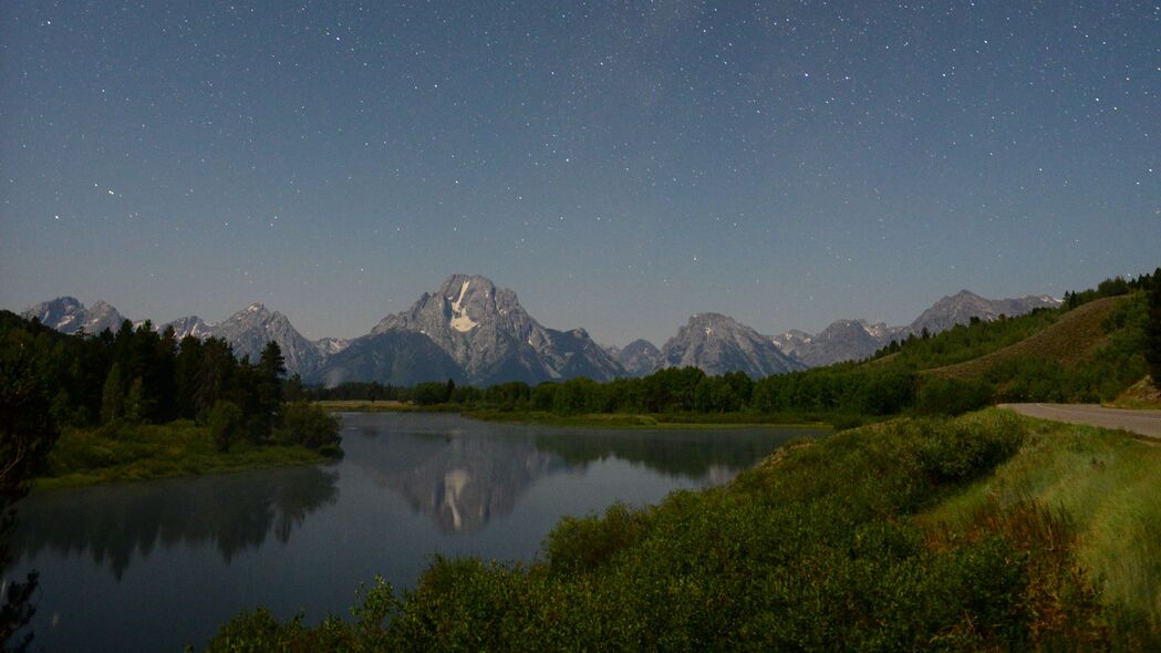 【绝美高清】山脉河流灌木丛夜景，星空璀璨星星点点，4K超清壁纸，3840x2160分辨率，一键下载！